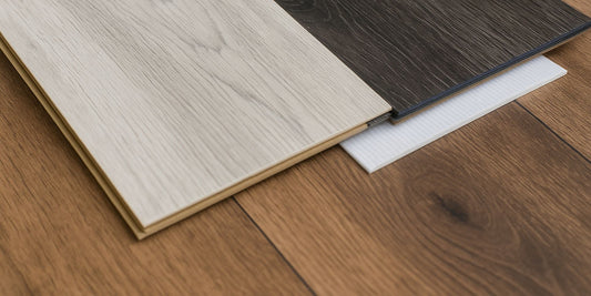 Vergleich von Klick-Vinyl und Klebevinyl auf einem hellen Holzboden – moderne Bodenbeläge im Detail für den Einsatz im Wohnbereich“