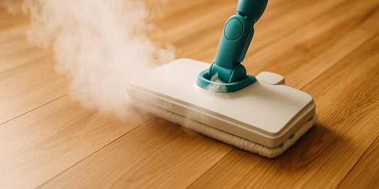Bild von einem Dampfreiniger, der einen Vinylboden reinigt