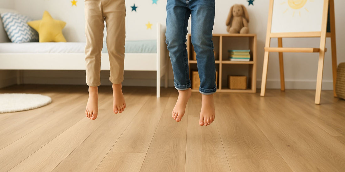 Kinder, die in einem Kinderzimmer auf Vinylboden rumhüpfen
