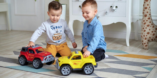 Kinder spielen auf einem Vinylboden mit Spielzeugautos