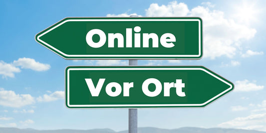 2 Schilder, die in 2 Richtung zeigen, wo bei einem Online steht und bei dem anderen Vor Ort