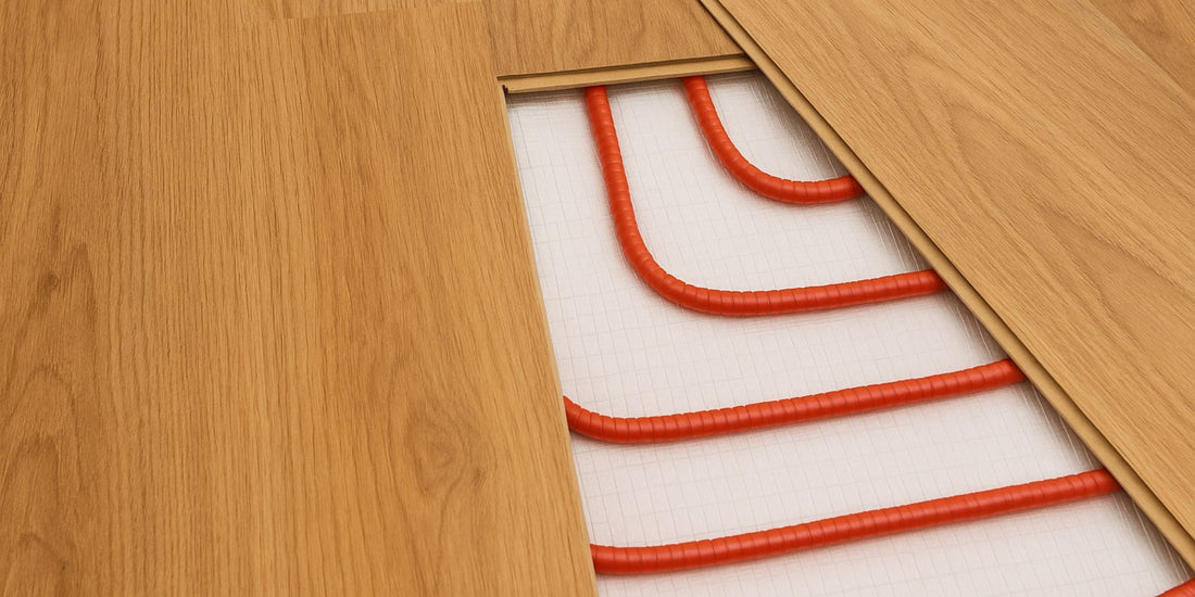 Vinylboden auf Fußbodenheizung: Verlegung mit sichtbaren roten Heizrohren unter Holzoptik-Vinylplanken