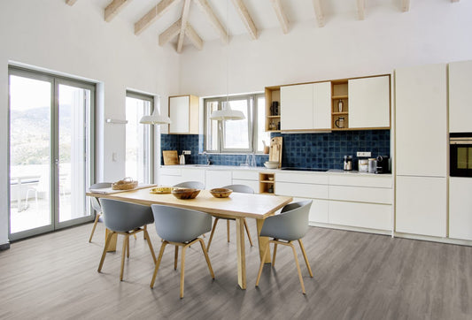 Wohnzimmer und Küche mit HEBO Klick-Vinyl EICHE GRAU inte. Trittschalldämmung